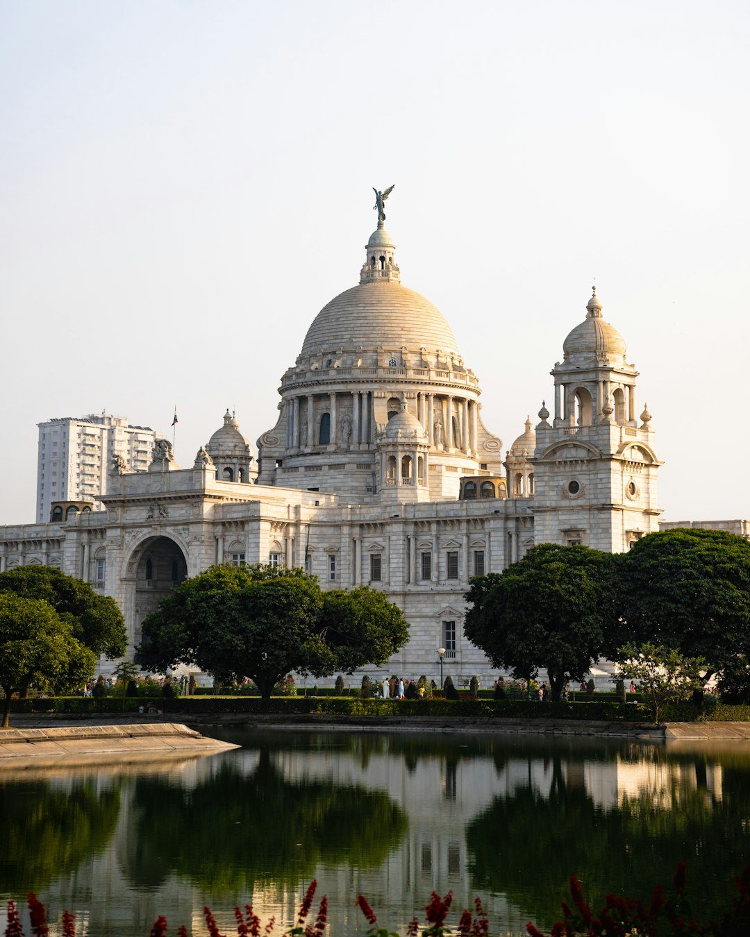 Victoria Memorial and gardens in Kolkata at dusk